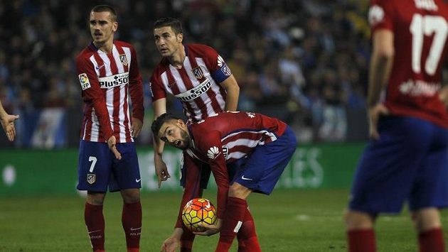 Fotbalisté Atlétika Madrid (zleva) Antoine Griezmann, Gabi a Yannick Carrasco v zápase proti Málaze. Fotbalisté Atlétika Madrid (zleva) Antoine Griezmann, Gabi a Yannick Carrasco v zápase proti Málaze.