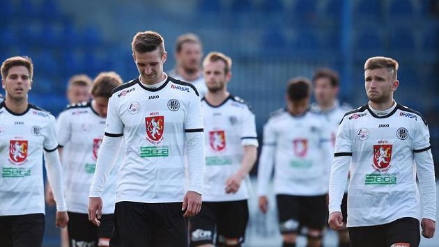 Sestup! Smutek fotbalistů Hradce Králové po porážce v Liberci. Sestup! Smutek fotbalistů Hradce Králové po porážce v Liberci.
