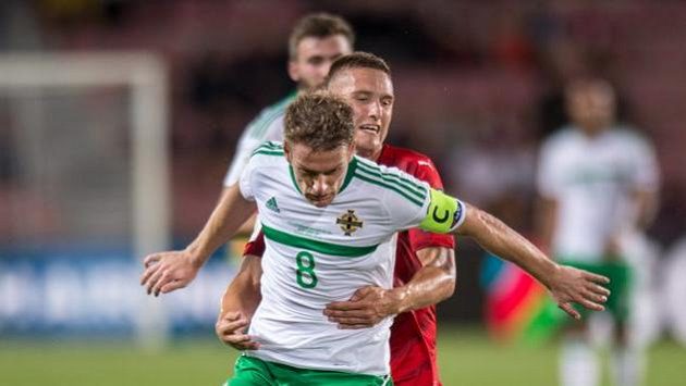 Steven Davis ze Severního Irska a český obránce Pavel Kadeřábek během utkání Česká republika - Severní Irsko. Steven Davis ze Severního Irska a český obránce Pavel Kadeřábek během utkání Česká republika - Severní Irsko.