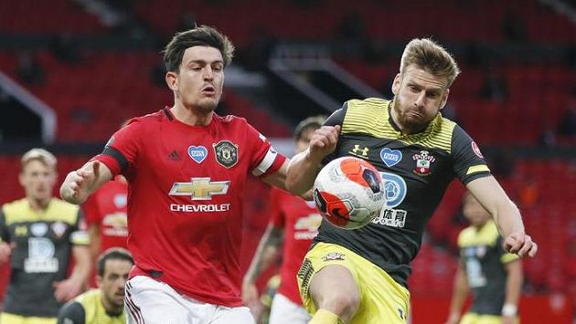 Harry Maguire (vlevo) z Manchesteru United Stuart Armstrong ze Southamptonu. Harry Maguire (vlevo) z Manchesteru United Stuart Armstrong ze Southamptonu.