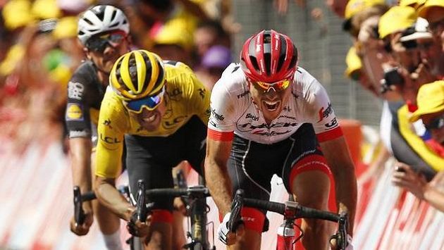 John Degenkolb spurtuje do cíle deváté etapy Tour de France před lídrem průběžného pořadí Gregem van Avermaetem. John Degenkolb spurtuje do cíle deváté etapy Tour de France před lídrem průběžného pořadí Gregem van Avermaetem.