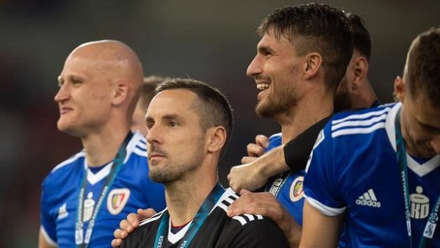 Michal Papadopulos (třetí zleva) slaví s Piastem Gliwice senzační titul. Michal Papadopulos (třetí zleva) slaví s Piastem Gliwice senzační titul.