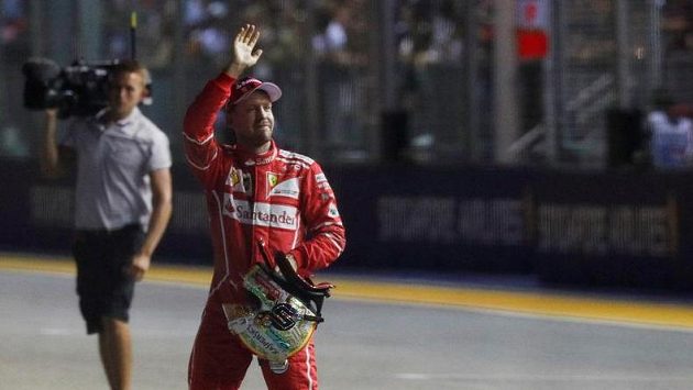 Je to tam. Kvalifikaci na Velkou cenu Singapuru formule 1 vyhrál Sebastian Vettel z Ferrari. Je to tam. Kvalifikaci na Velkou cenu Singapuru formule 1 vyhrál Sebastian Vettel z Ferrari.