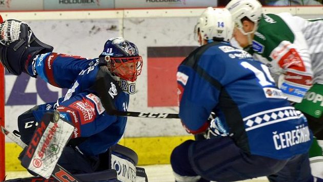 Zleva brankář Plzně Dominik Frodl, Peter Čerešňák z Plzně, Dávid Gríger z Karlových Varů Zleva brankář Plzně Dominik Frodl, Peter Čerešňák z Plzně, Dávid Gríger z Karlových Varů