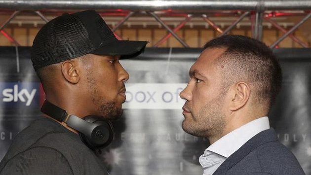 Britský boxer Anthony Joshua (vlevo) a jeho bulharský vyzyvatel Kubrat Pulev na tiskové konferenci před duelem o mistrovské pásy těžké váhy. Britský boxer Anthony Joshua (vlevo) a jeho bulharský vyzyvatel Kubrat Pulev na tiskové konferenci před duelem o mistrovské pásy těžké váhy.