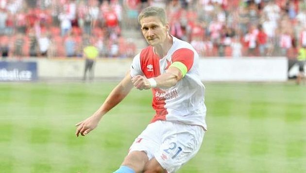 Milan Škoda proměňuje penaltu. Milan Škoda proměňuje penaltu.
