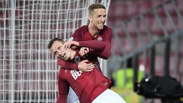 Marc Janko (vzadu) gratuluje Lukáš Štetinovi, autorovi třetího gólu Sparty proti Baníku. Marc Janko (vzadu) gratuluje Lukáš Štetinovi, autorovi třetího gólu Sparty proti Baníku.