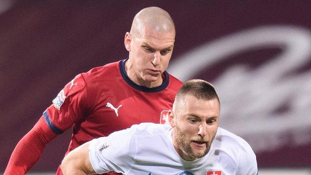 Milan Škriniar (vpředu) ze Slovenska a český útočník Zdeněk Ondrášek během utkání Ligy národů. Milan Škriniar (vpředu) ze Slovenska a český útočník Zdeněk Ondrášek během utkání Ligy národů.