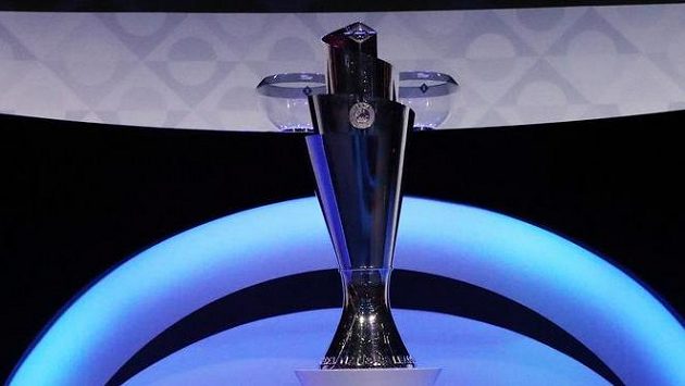 Trofej pro vítěze Ligy národů při losu v Amsterdamu. Trofej pro vítěze Ligy národů při losu v Amsterdamu.