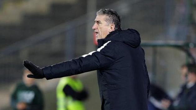 Edgardo Bauza ještě jako trenér Saúdské Arábie při nedávném utkání s Portugalskem. Edgardo Bauza ještě jako trenér Saúdské Arábie při nedávném utkání s Portugalskem.