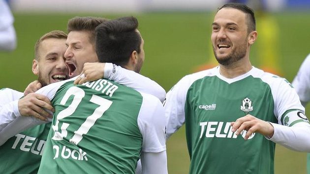 Jablonečtí se radují. Zleva Miloš Kratochvíl, Václav Pilař, autor prvního gólu Vojtěch Kubista a Martin Doležal. Jablonečtí se radují. Zleva Miloš Kratochvíl, Václav Pilař, autor prvního gólu Vojtěch Kubista a Martin Doležal.