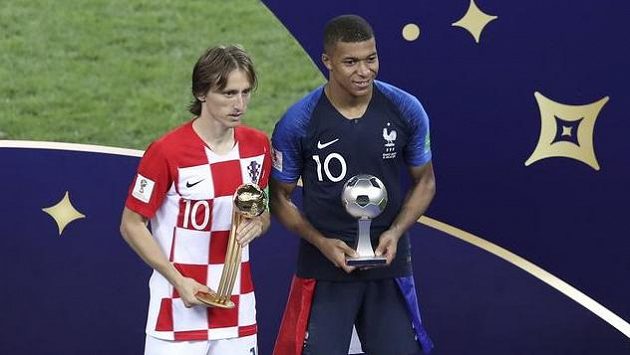 Luka Modrič (vlevo) pózuje s trofejí pro nejlepší hráče MS, Kylian Mbappé s tou pro nejlepšího mladého hráče turnaje. Luka Modrič (vlevo) pózuje s trofejí pro nejlepší hráče MS, Kylian Mbappé s tou pro nejlepšího mladého hráče turnaje.