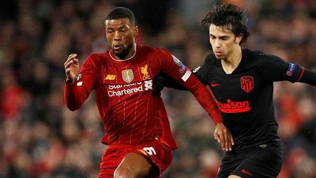 Liverpoolský Georginio Wijnaldum bojuje o míč s Joao Felixem Liverpoolský Georginio Wijnaldum bojuje o míč s Joao Felixem