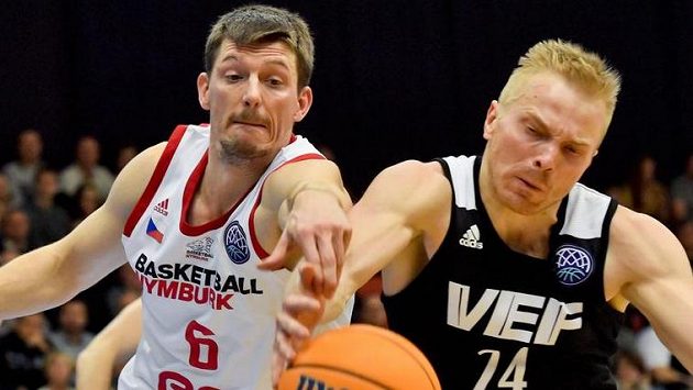 Zleva Pavel Pumprla z Nymburka a Kristaps Mediss z Rigy. Ilustrační foto. Zleva Pavel Pumprla z Nymburka a Kristaps Mediss z Rigy. Ilustrační foto.