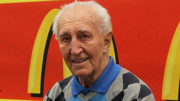 Bývalý hokejový reprezentant František Vacovský zemřel ve věku 90 let. Bývalý hokejový reprezentant František Vacovský zemřel ve věku 90 let.