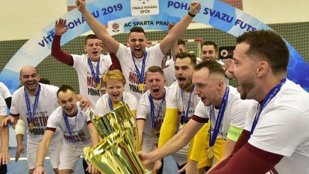 Hráči Sparty slaví výhru. Hráči Sparty slaví výhru.