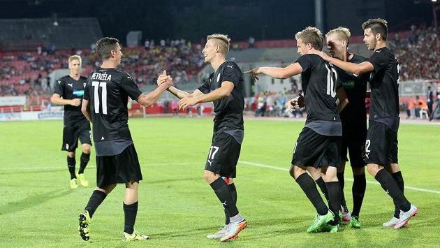 Radost plzeňských fotbalistů po výhře nad Vojvodinou a postupu do základní skupiny Evropské ligy. Radost plzeňských fotbalistů po výhře nad Vojvodinou a postupu do základní skupiny Evropské ligy.