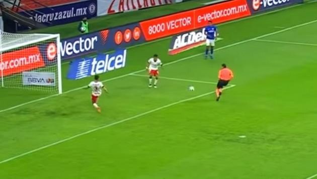Rozhodčí Óscar Macías se v utkání mexické fotbalové ligy nešťastným způsobem připletl do hry a fotbalistům Cruz Azulu zabránil k navýšení skóre. Rozhodčí Óscar Macías se v utkání mexické fotbalové ligy nešťastným způsobem připletl do hry a fotbalistům Cruz Azulu zabránil k navýšení skóre.