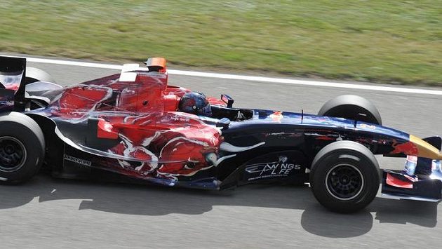Pilot Ingo Gerstl s vozem Toro Rosso v Brně. Ilustrační foto. Pilot Ingo Gerstl s vozem Toro Rosso v Brně. Ilustrační foto.