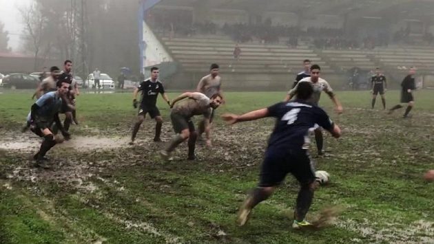 Fotbal ve Španělsku, i tohle jsou někdy podmínky v nižších soutěžích. Fotbal ve Španělsku, i tohle jsou někdy podmínky v nižších soutěžích.