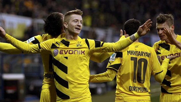 Dortmundští Marco Reus, Pierre-Emerick Aubameyang, Henrich Mchitaryan a Lukasz Piszczek slaví gól proti Paderbornu. Dortmundští Marco Reus, Pierre-Emerick Aubameyang, Henrich Mchitaryan a Lukasz Piszczek slaví gól proti Paderbornu.