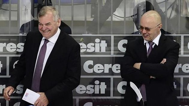 Trenér Vladimír Vůjtek (vlevo) a asistent Jiří Kalous. Trenér Vladimír Vůjtek (vlevo) a asistent Jiří Kalous.
