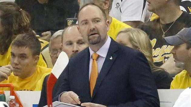 Trenér Peter DeBoer skončil na střídačce hokejistů San Jose Trenér Peter DeBoer skončil na střídačce hokejistů San Jose