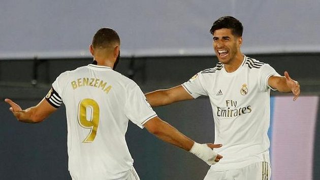 Karim Benzema a Marco Asensio z Realu Madrid se radují z gólu proti Deportivu Alavés. Karim Benzema a Marco Asensio z Realu Madrid se radují z gólu proti Deportivu Alavés.