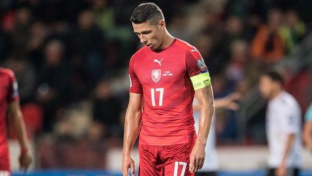 Kapitánův smutek... Český obránce Marek Suchý po porážce s Německem. Kapitánův smutek... Český obránce Marek Suchý po porážce s Německem.