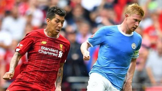 Roberto Firmino z Liverpoolu (vlevo) a Kevin De Bruyne z Manchesteru City. Roberto Firmino z Liverpoolu (vlevo) a Kevin De Bruyne z Manchesteru City.