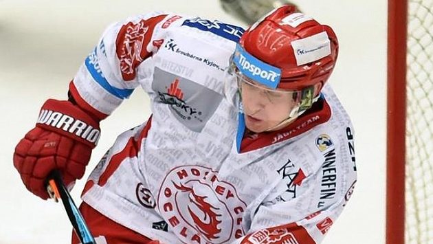 Brankář Ján Laco z Chomutova a Daniel Rákos z Třince. Brankář Ján Laco z Chomutova a Daniel Rákos z Třince.