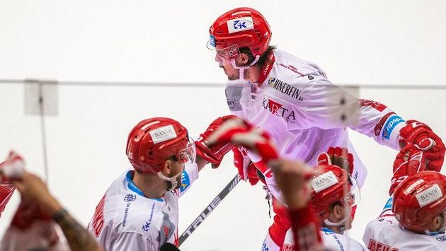 Matěj Stránský z Třince přijímá od spoluhráčů gratulace ke gólu. Matěj Stránský z Třince přijímá od spoluhráčů gratulace ke gólu.