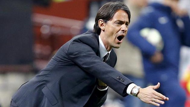 Rozladěný trenér AC Milán Filippo Inzaghi. Rozladěný trenér AC Milán Filippo Inzaghi.