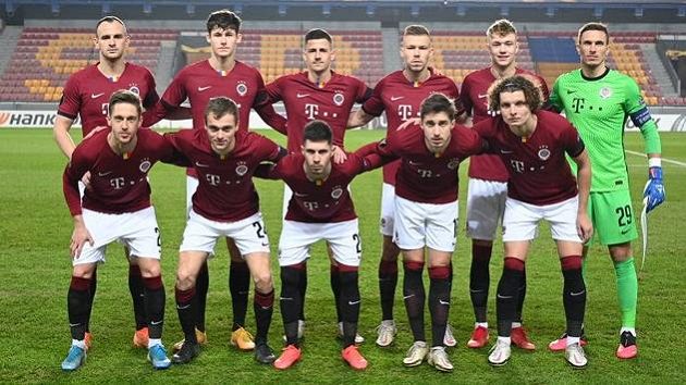 Netradiční sestavy Sparty před duelem s AC Milán - horní řada zleva: David Lischka, Martin Vitík, Martin Minčev, Dominik Plechatý, Adam Karabec a Milan Heča, dolní řada zleva: Tomáš Wiesner, Matěj Polidar, Srdjan Plavšič, Michal Sáček a Filip Souček. Netradiční sestavy Sparty před duelem s AC Milán - horní řada zleva: David Lischka, Martin Vitík, Martin Minčev, Dominik Plechatý, Adam Karabec a Milan Heča, dolní řada zleva: Tomáš Wiesner, Matěj Polidar, Srdjan Plavšič, Michal Sáček a Filip Souček.