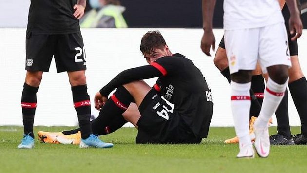 Zraněný fotbalista Leverkusenu Patrik Schick sedí na trávníku během utkání s VfB Stuttgart. Zraněný fotbalista Leverkusenu Patrik Schick sedí na trávníku během utkání s VfB Stuttgart.