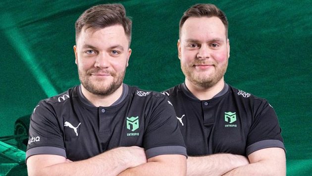 Lukáš Podstata a Michal Matoušek z týmu Entropiq, udrží průběžné vedení v pořádí stájí i po třetím podniku Virtual GP? Zdroj: www.entropiq.gg Lukáš Podstata a Michal Matoušek z týmu Entropiq, udrží průběžné vedení v pořádí stájí i po třetím podniku Virtual GP? Zdroj: www.entropiq.gg
