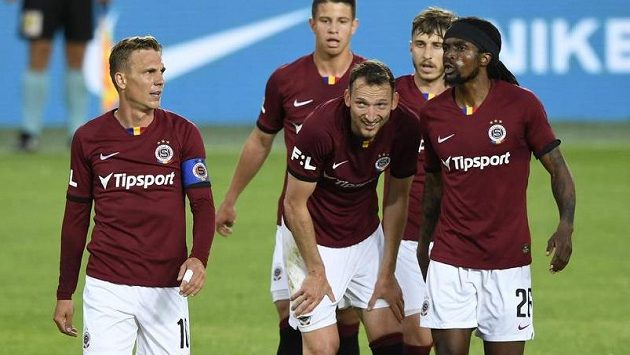 Libor Kozák (uprostřed) ze Sparty se raduje se spoluhráči z prvního gólu. Libor Kozák (uprostřed) ze Sparty se raduje se spoluhráči z prvního gólu.