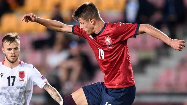 Albi Doka z Albánie (vlevo) a český útočník Adam Hložek během přípravného utkání s Albánií. Albi Doka z Albánie (vlevo) a český útočník Adam Hložek během přípravného utkání s Albánií.