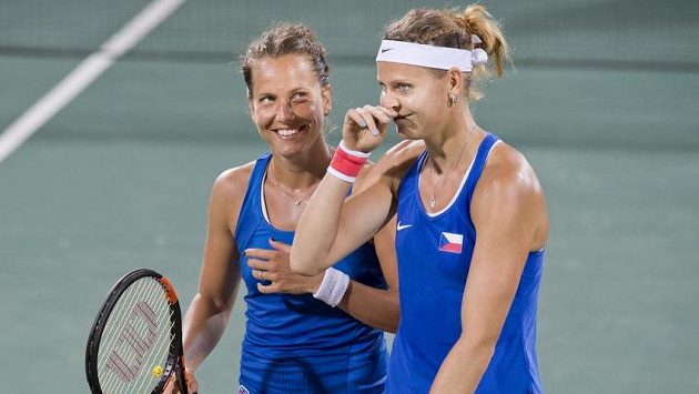 Barbora Strýcová (vlevo) a Lucie Šafářová si zápas s americkým párem užívaly. Barbora Strýcová (vlevo) a Lucie Šafářová si zápas s americkým párem užívaly.