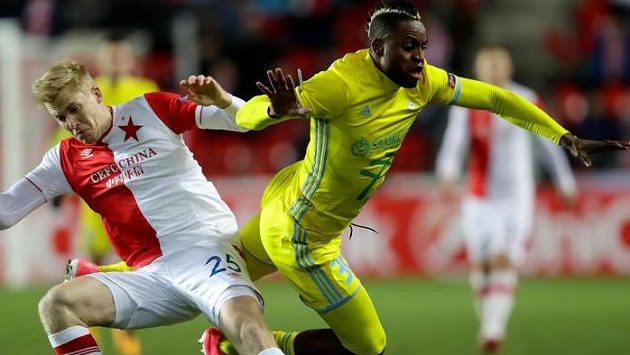 Slávista Michal Frydrych se snaží zastavit pronikajícího Juniora Kabanangu z Astany. Slávista Michal Frydrych se snaží zastavit pronikajícího Juniora Kabanangu z Astany.