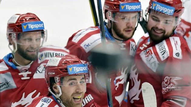 Hráči Třince se radují z gólu. Zleva Martin Růžička, autor branky Ethan Werek, Vladimír Roth a Milan Doudera. Hráči Třince se radují z gólu. Zleva Martin Růžička, autor branky Ethan Werek, Vladimír Roth a Milan Doudera.