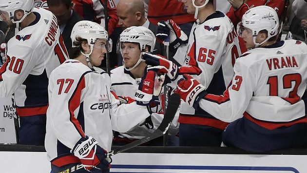 T.J. Oshie z Washingtonu Capitals se u střídačky zdraví s Jakubem Vránou, který si v utkání se San Jose připsal vítězný gól. T.J. Oshie z Washingtonu Capitals se u střídačky zdraví s Jakubem Vránou, který si v utkání se San Jose připsal vítězný gól.