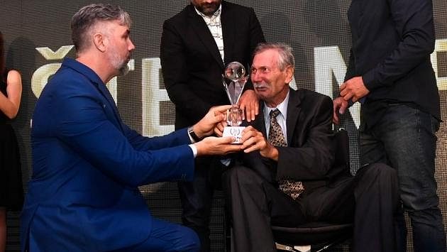 Ve věku 69 let zemřel ve středu po dlouhé nemoci jeden z nejlepších slovenských volejbalistů Štefan Pipa (vpravo) Ve věku 69 let zemřel ve středu po dlouhé nemoci jeden z nejlepších slovenských volejbalistů Štefan Pipa (vpravo)