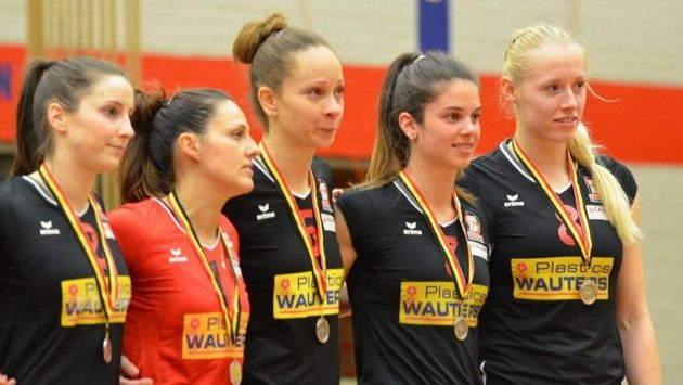 Volejbalistka Barbora Purchartová (první zprava) se stříbrem z belgické ligy. Volejbalistka Barbora Purchartová (první zprava) se stříbrem z belgické ligy.