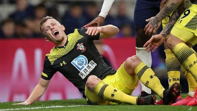 Fotbalista Southamptonu James Ward-Prowse utrpěl v utkání Anglického poháru proti Tottenhamu Hotspur děsivé zranění nohy. Fotbalista Southamptonu James Ward-Prowse utrpěl v utkání Anglického poháru proti Tottenhamu Hotspur děsivé zranění nohy.