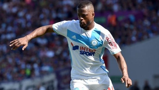 Obránce Marseille Patrice Evra byl po výhře nad St. Etienne hodně dobře naladěný, vítězství slavil se šimpanzem. Obránce Marseille Patrice Evra byl po výhře nad St. Etienne hodně dobře naladěný, vítězství slavil se šimpanzem.
