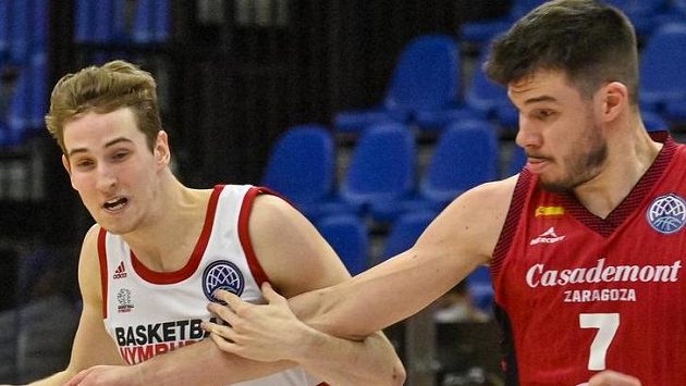 Zleva Jakub Tůma z Nymburka a Jonathan Barreiro ze Zaragozy. Zleva Jakub Tůma z Nymburka a Jonathan Barreiro ze Zaragozy.