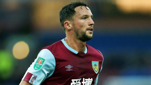 Danny Drinkwater v dresu Burnley, za který kvůli zranění kotníku momentálně nehraje. Danny Drinkwater v dresu Burnley, za který kvůli zranění kotníku momentálně nehraje.