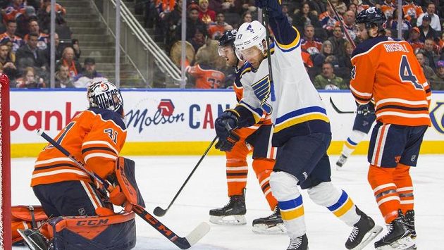 Jaden Schwartz ze St.Louis slaví gól v síti Edmontonu Jaden Schwartz ze St.Louis slaví gól v síti Edmontonu