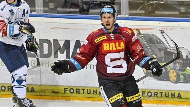 Erik Thorell ze Sparty se raduje z vítězného gólu utkání v prodloužení. Erik Thorell ze Sparty se raduje z vítězného gólu utkání v prodloužení.